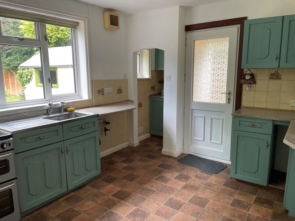 Lot: 124 - DETACHED HOUSE WITH LARGE GARDEN IN NEED OF UPDATING - good sized kitchen  / breakfast room